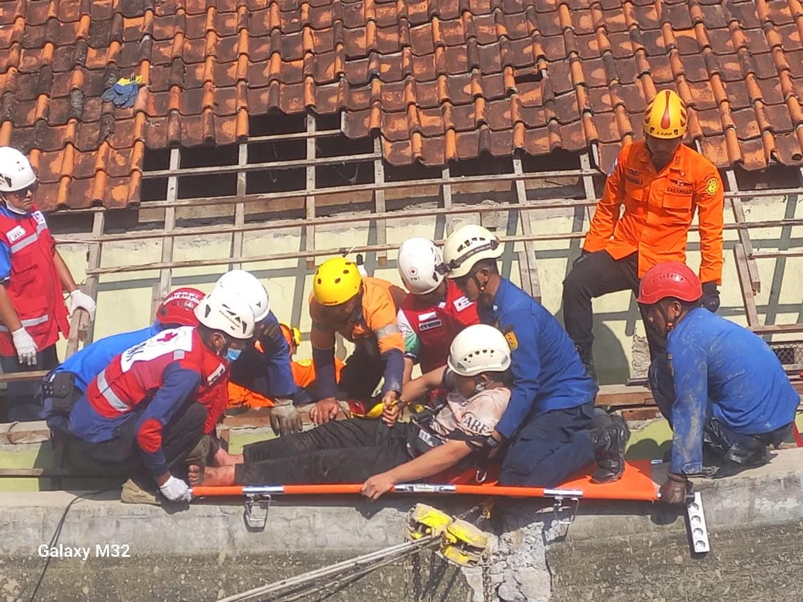 Evakuasi Santri Gontor 5 Magelang yang Tertimpa Tandon Air